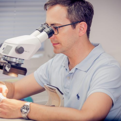 Präzise Arbeit unter dem Mikroskop